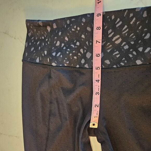 Lululemon Tadasana Slit Cropped Black Pants Athletic Capris Size 4 - Picture 6 of 8